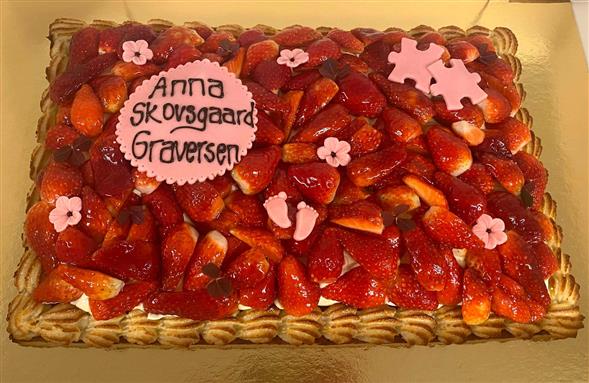 Jordbærtærte med kransekage kant