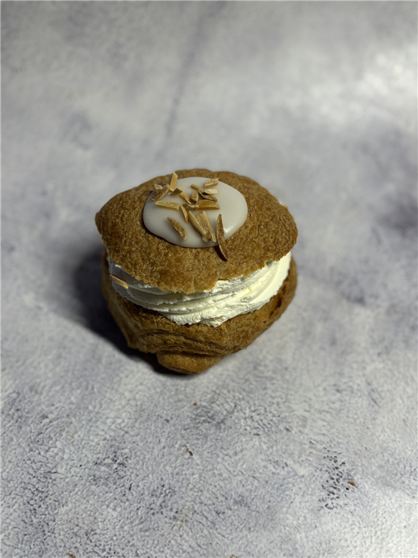 Fastelavnsbolle med jordbær/rabarbermousse